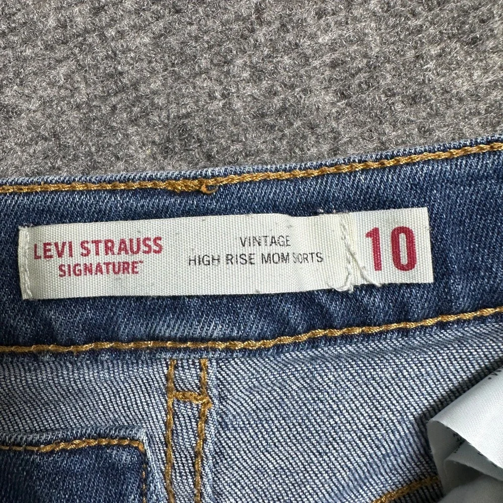 Levi Strauss Signature Vintage High Rise Mom Shorts Floral Embroidered Denim 10